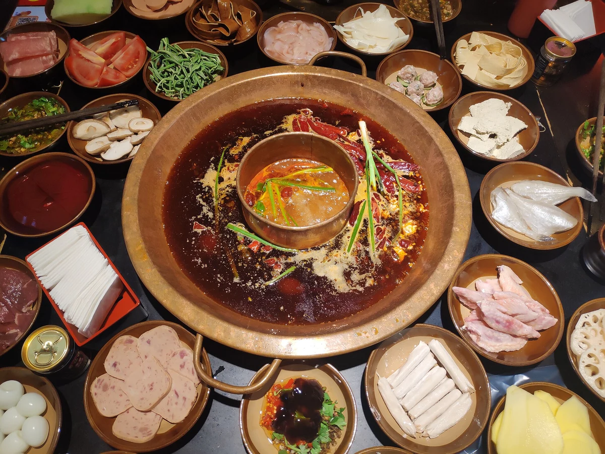 Shared Chengdu hotpot table