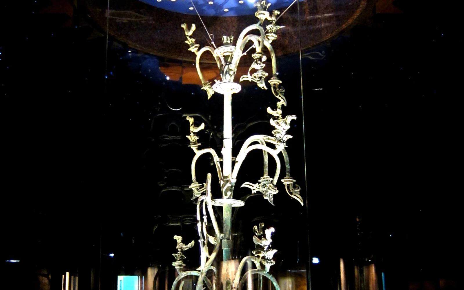 三星堆博物館展出的巨大青銅神樹